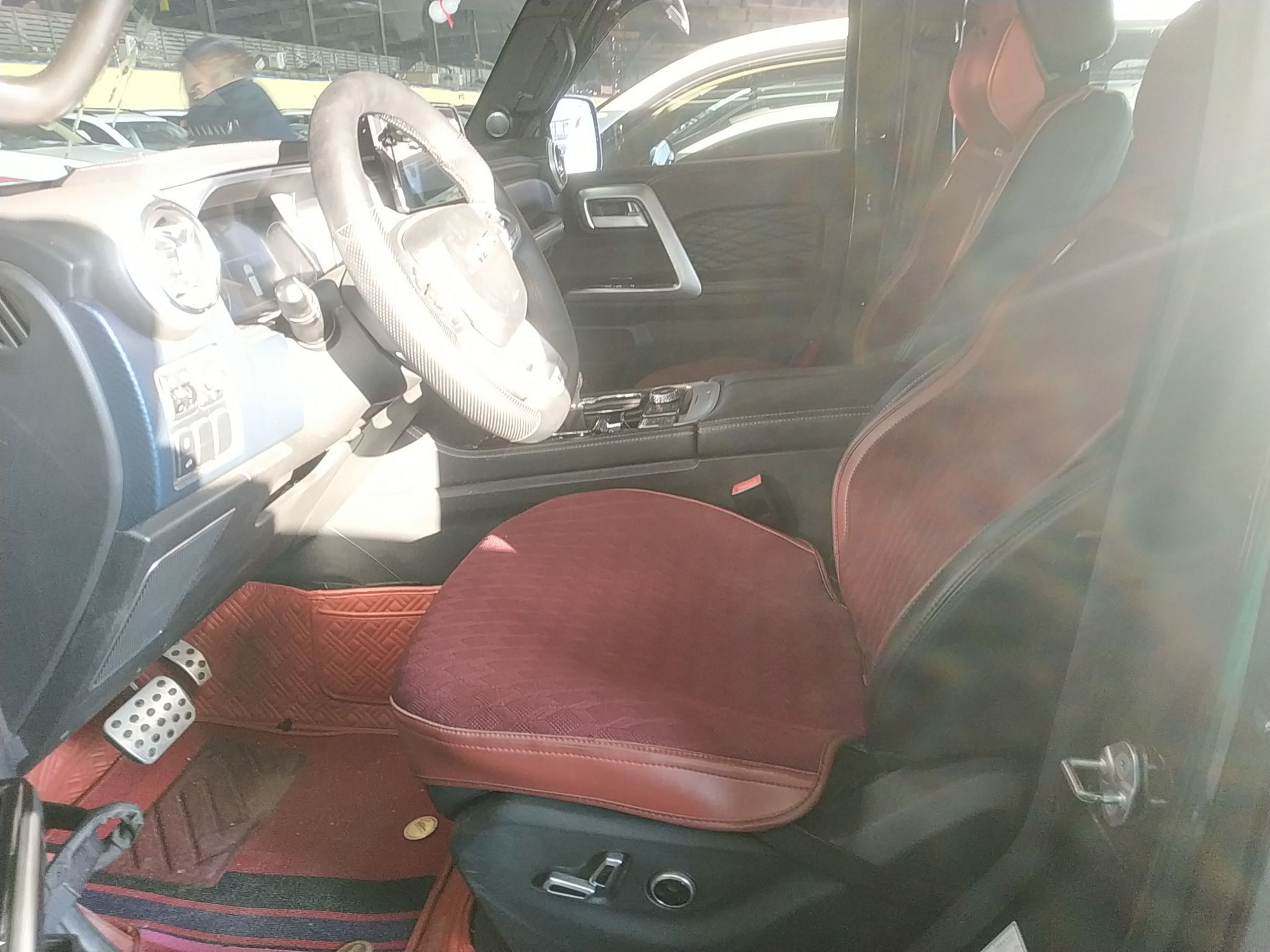 المقاعد الأمامية داخل السيارة