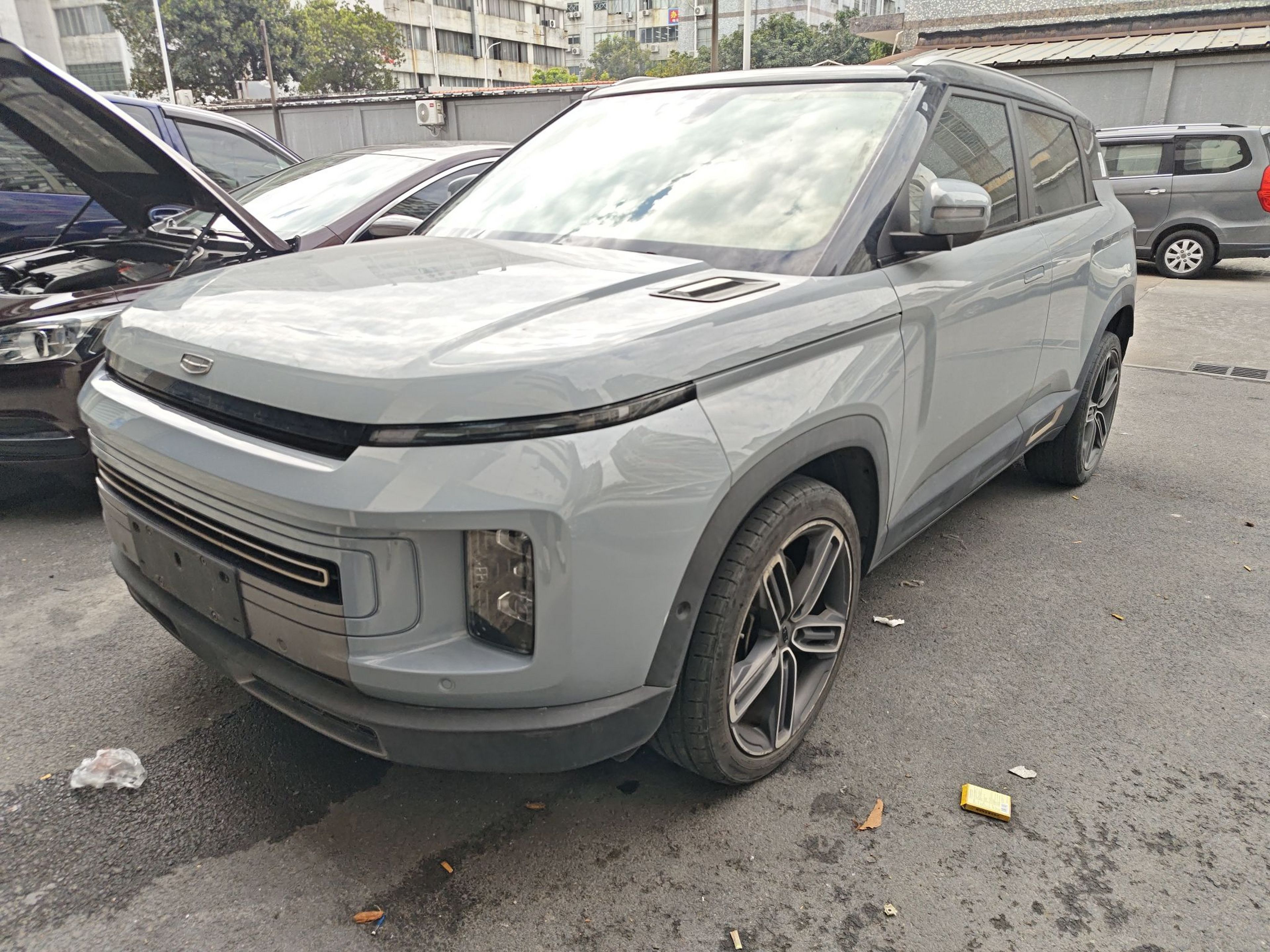 Под передней частью автомобиля