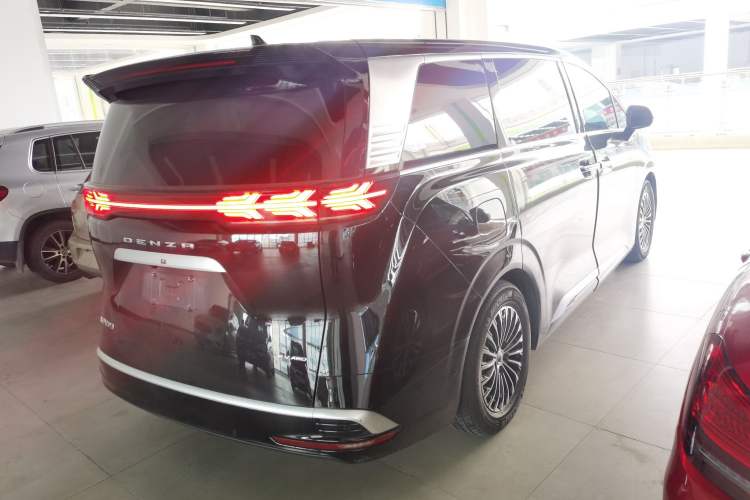 Used Denza D9 2022 EV 600 Four-Wheel Drive Flagship Model
