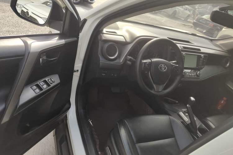 Used Toyota RAV4 2019 2.0L CVT Two-Wheel Drive ZhiShang Version China VI Standard