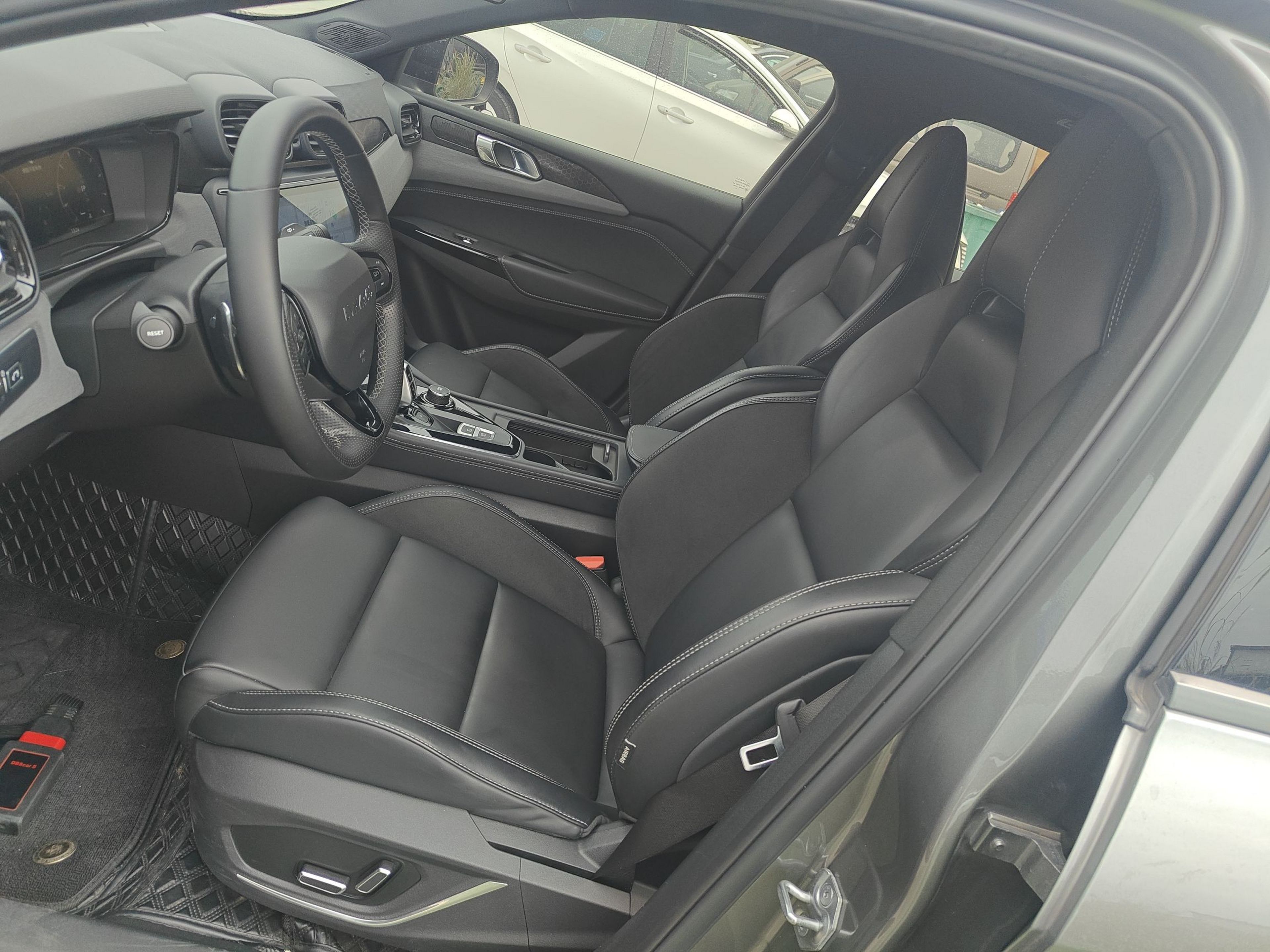 Переднее сиденье в автомобиле