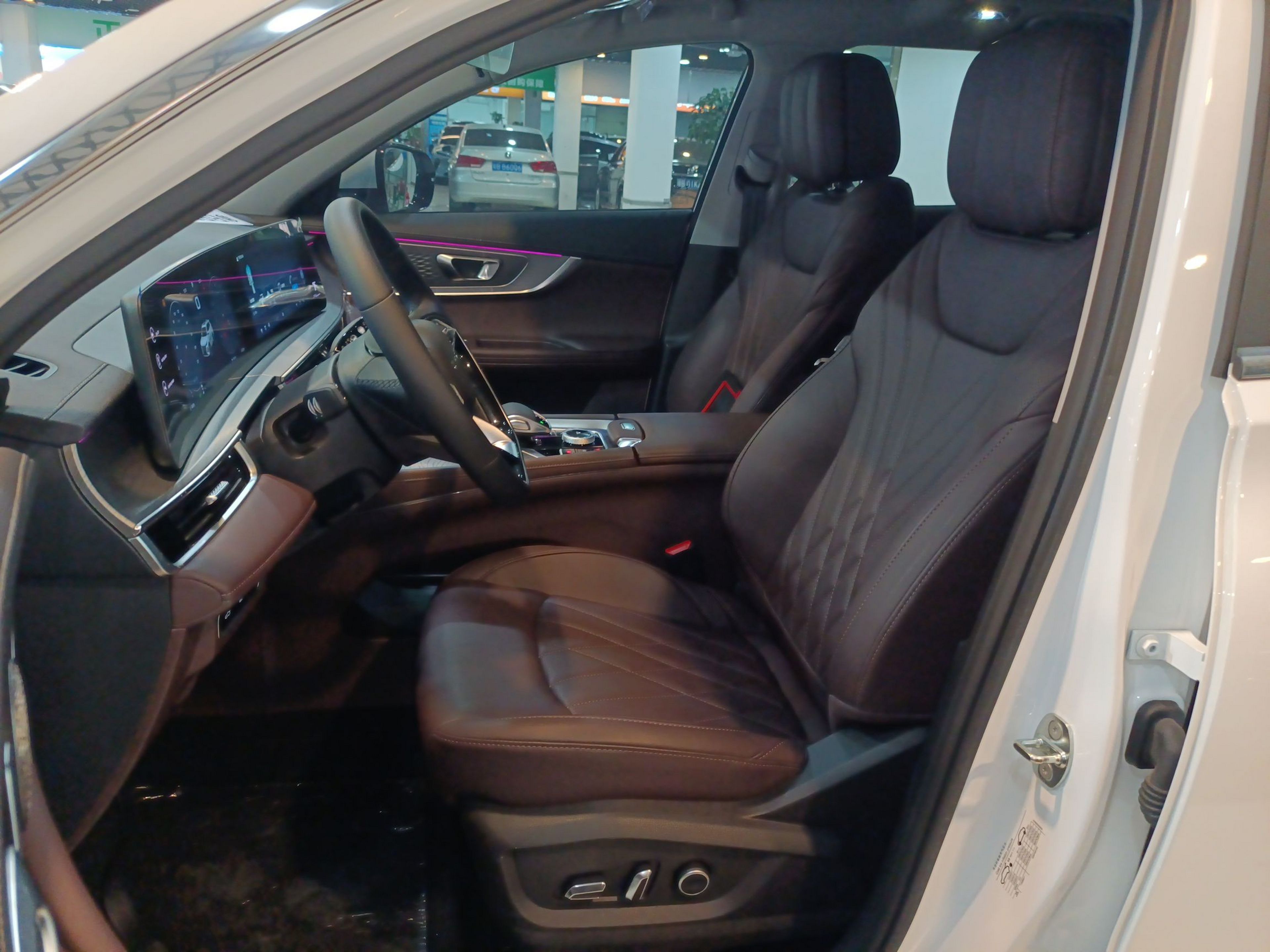 المقاعد الأمامية داخل السيارة