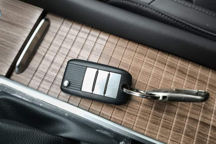 Used Roewe RX8 2019 30T Smart Connectivity Two-Wheel Drive Supreme Flagship Edition
