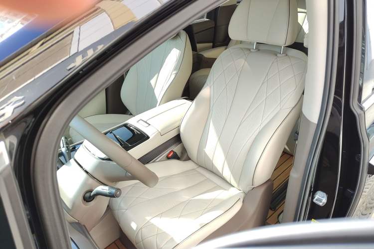 Used Denza D9 2022 DM-i 970 Four-Wheel Drive Prestige Model
