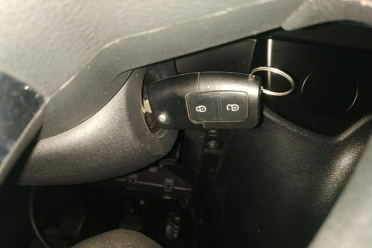 Used JMC Fushun 2023 2.0T Manual Short-Wheelbase Mid-Height Commercial Multi-Purpose 5-Seater Passenger Vehicle
