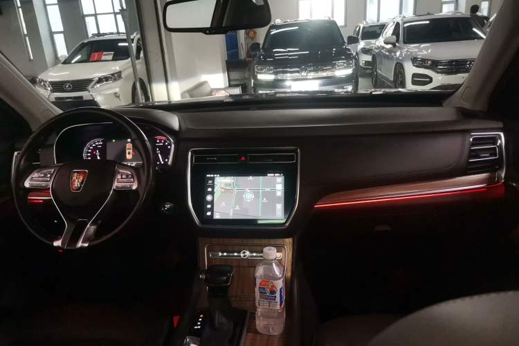 Used Roewe RX8 2018 30T Smart Connectivity Two-Wheel Drive Flagship Edition
