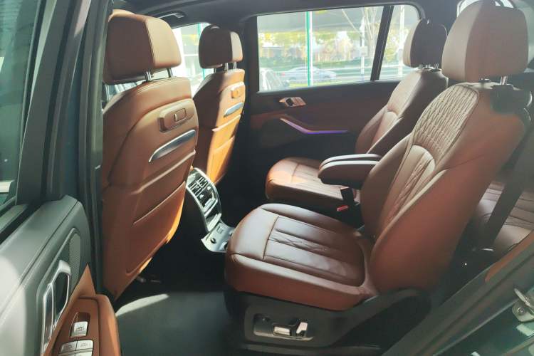 Used BMW X7 2023 xDrive40i Luxury Package with Premium Features
