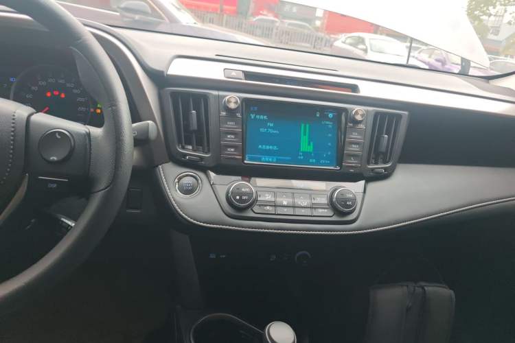 Used Toyota RAV4 2016 2.0L CVT Two-Wheel Drive Fashion Edition China V Standard
