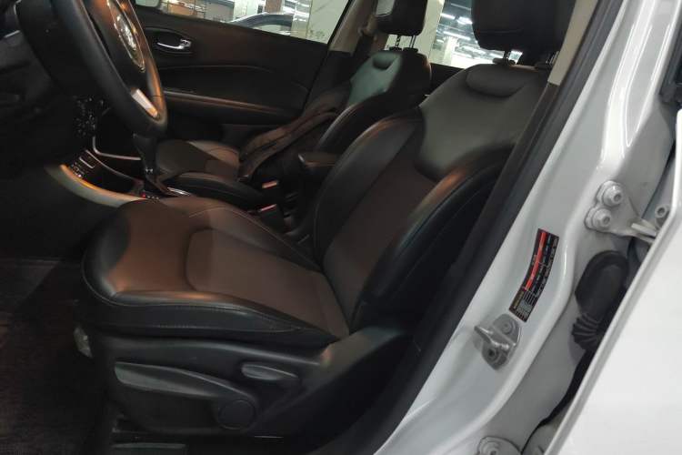 Used  Compass 2019 220T Automatic Enjoyment Version
