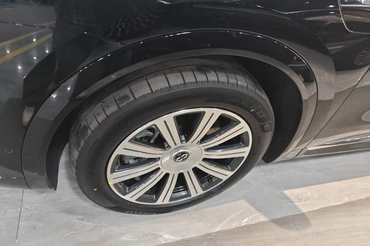 Used Hima AITO M8 2025 Extended-Range Max+ Version 53.4 kWh 6-Seater Edition