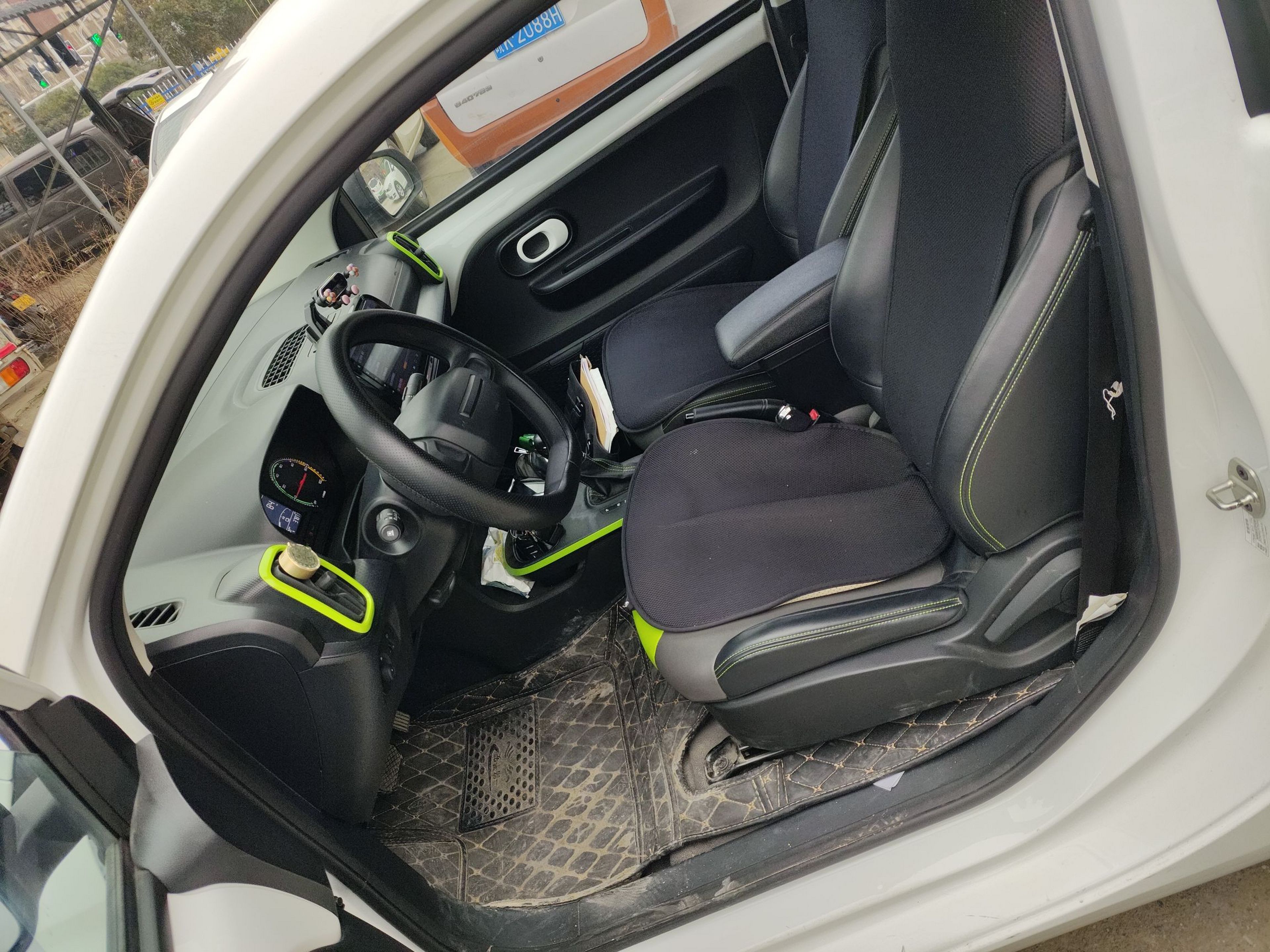 المقاعد الأمامية داخل السيارة