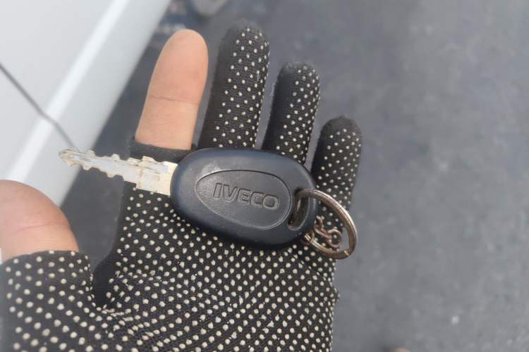 Used Iveco Daily 2021 2.5T A40 M1 Passenger Van 5-9 Seats Long Wheelbase Mid-Roof Design Dual Tires Manual Doors
