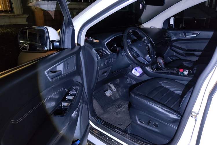 Used Ford Edge 2015 2.0T GTDi Two-Wheel-Drive High-Line Version
