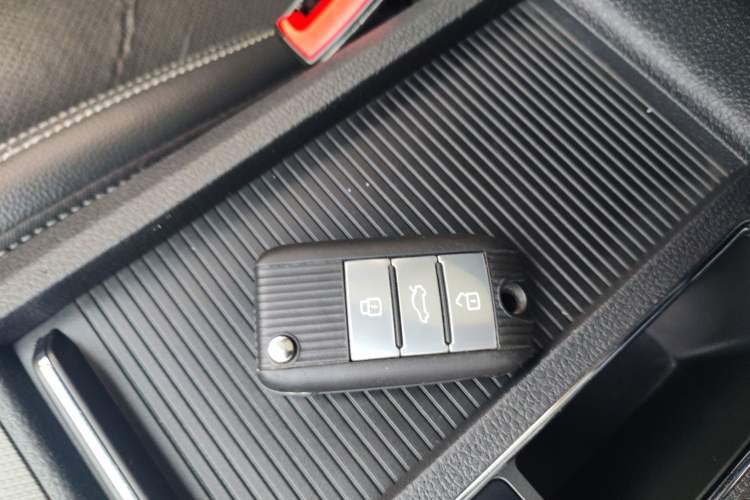 Used Roewe RX5 2016 20T Two-Wheel Drive Automatic Internet Smart Edition
