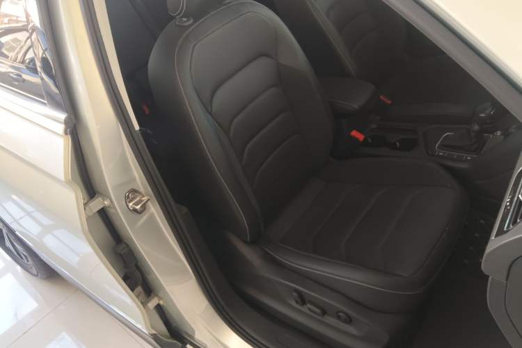 Used Volkswagen Tiguan L 2020 330TSI Automatic Two-Wheel Drive Panoramic Comfort Edition China VI Standard
