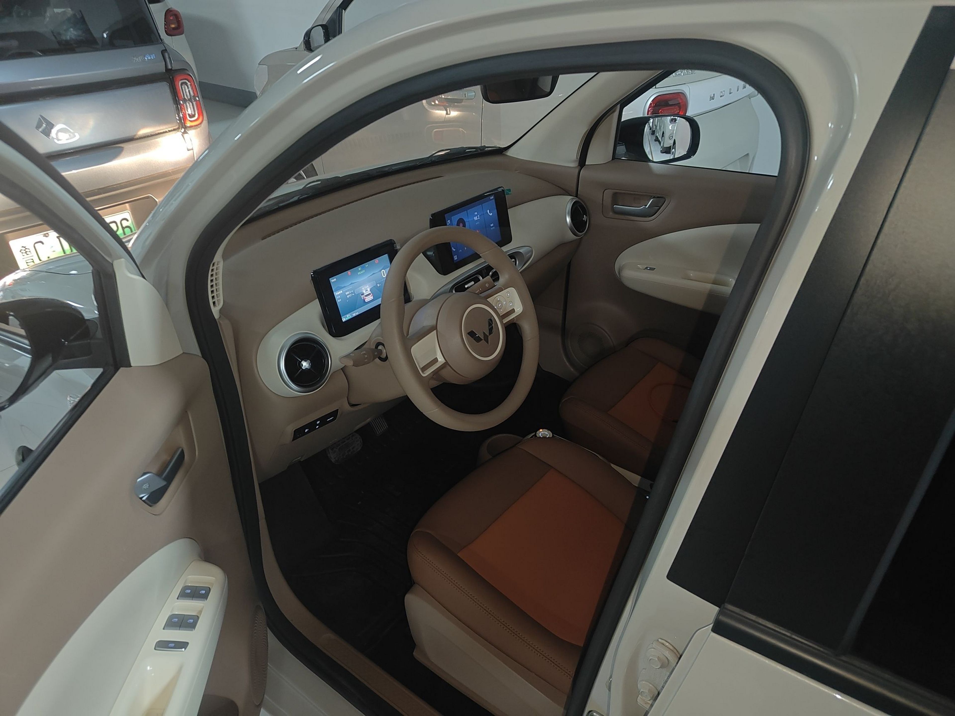 المقاعد الأمامية داخل السيارة