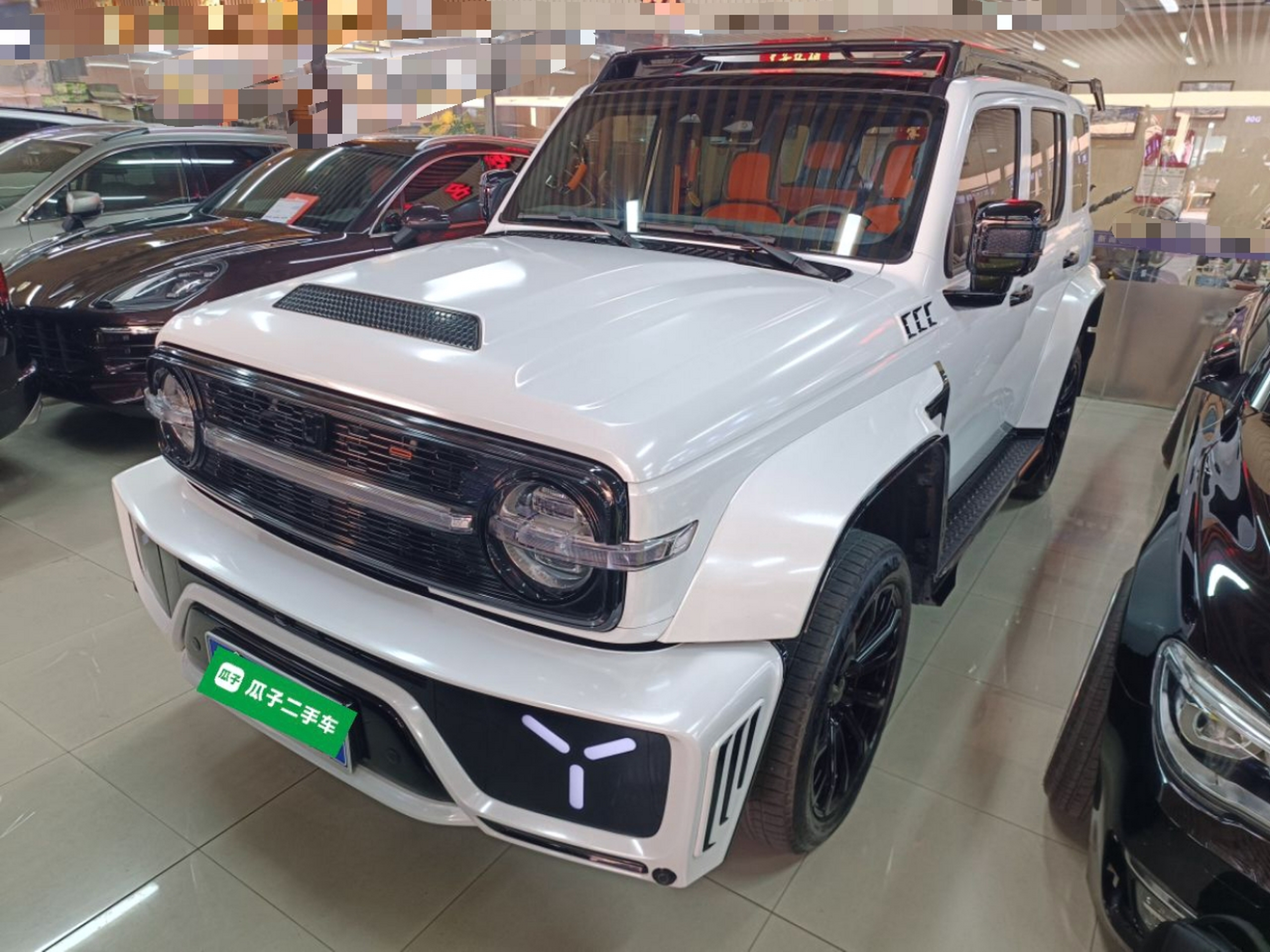 تحت مقدمة السيارة