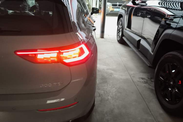 Used Volkswagen Golf 2025 300TSI R-Line
