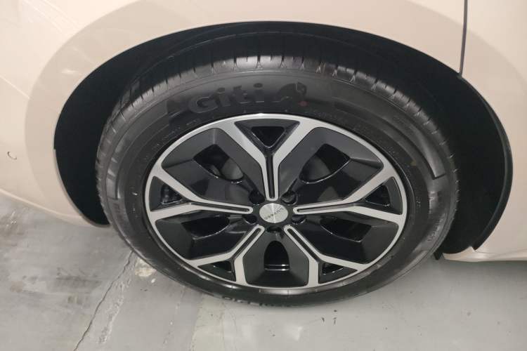 Used Hima Luxeed S7 2025 855 km Max
