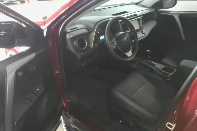 Used Toyota RAV4 2016 2.0L CVT Two-Wheel Drive Fashion Edition China V Standard
