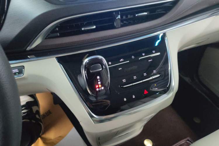 Used Buick GL8 2023 Land Executive Class Comfort Model
