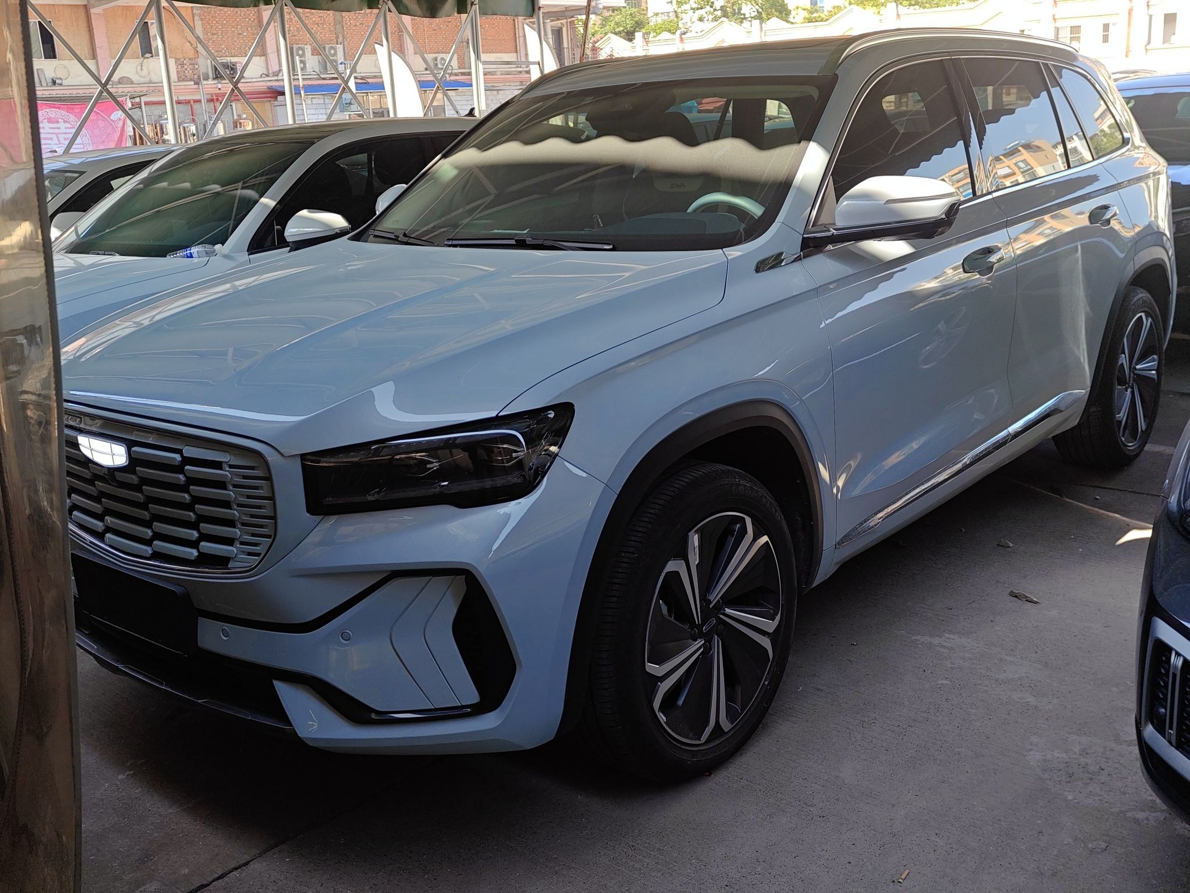 Под передней частью автомобиля