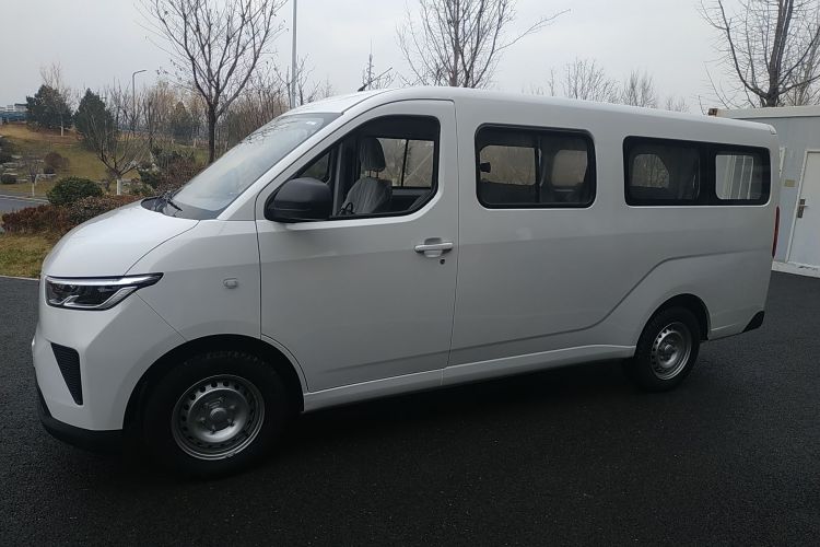 Used Wuling Yangguang 2024 300KM Comfort Version Passenger Van 75kW
