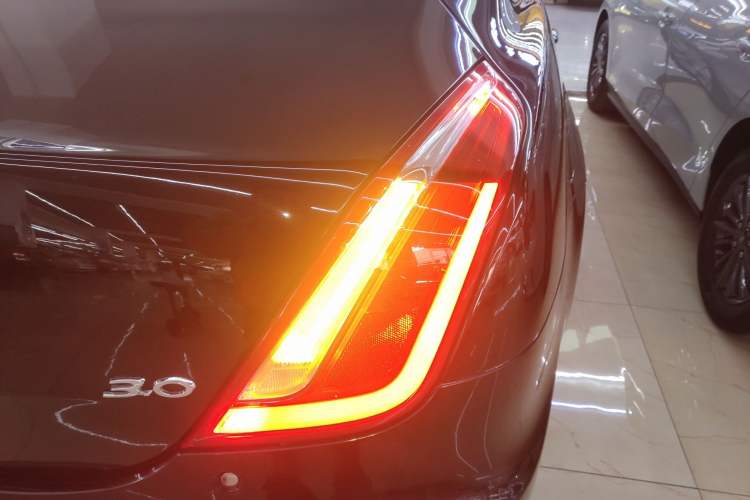 Used Jaguar XJ 2016 XJL 2.0T Two-Wheel-Drive Elegant Business Edition