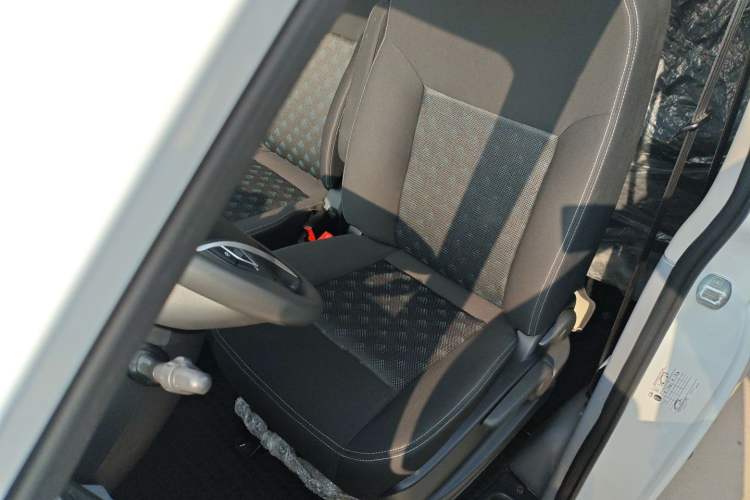 Used SAIC MAXUS Xintu V80 2025 Value Edition Aoyuntong 2.0T Manual Long Wheelbase Mid-Height Design 127 Ps 6/7/9-Seater
