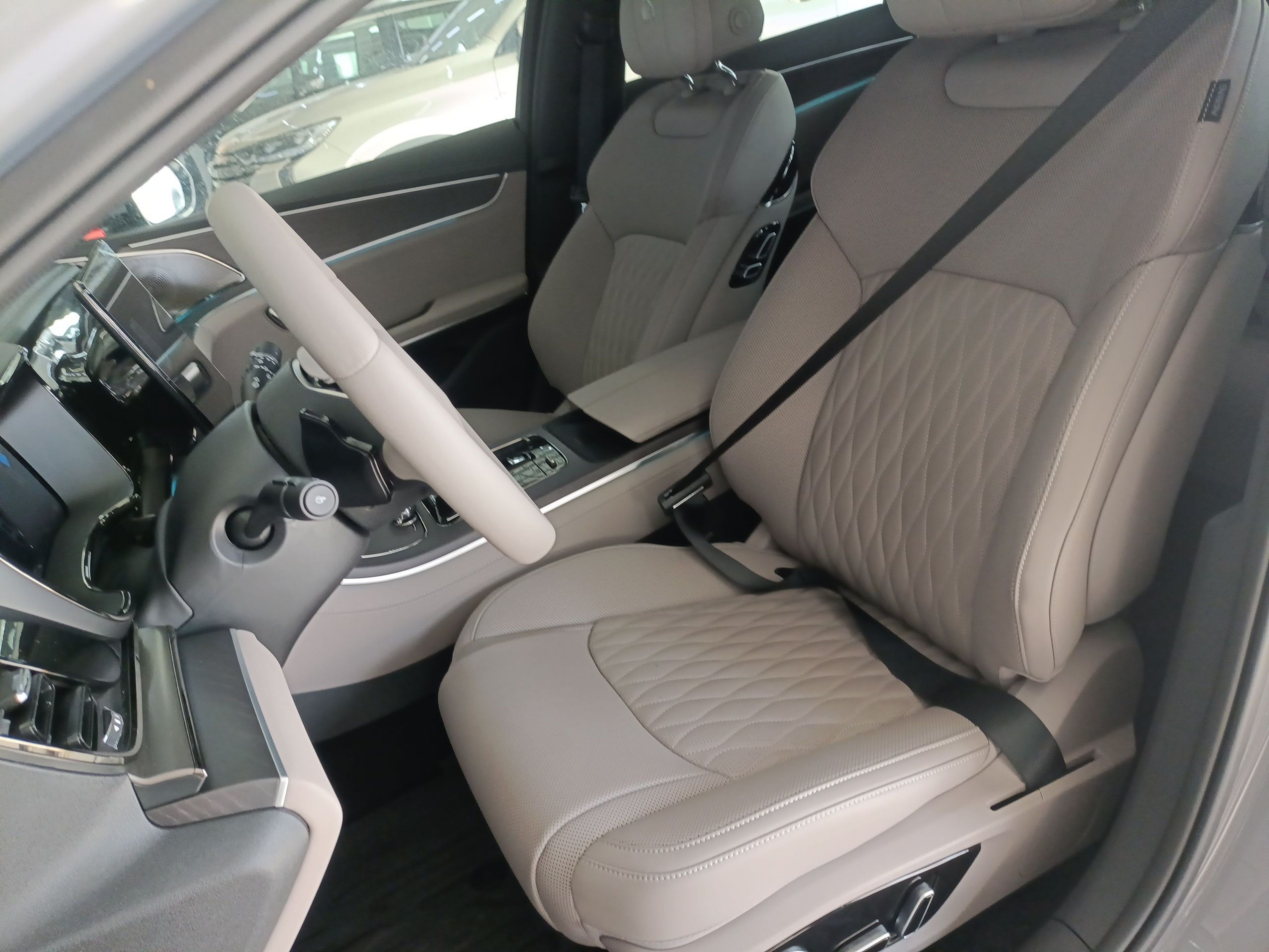 المقاعد الأمامية داخل السيارة