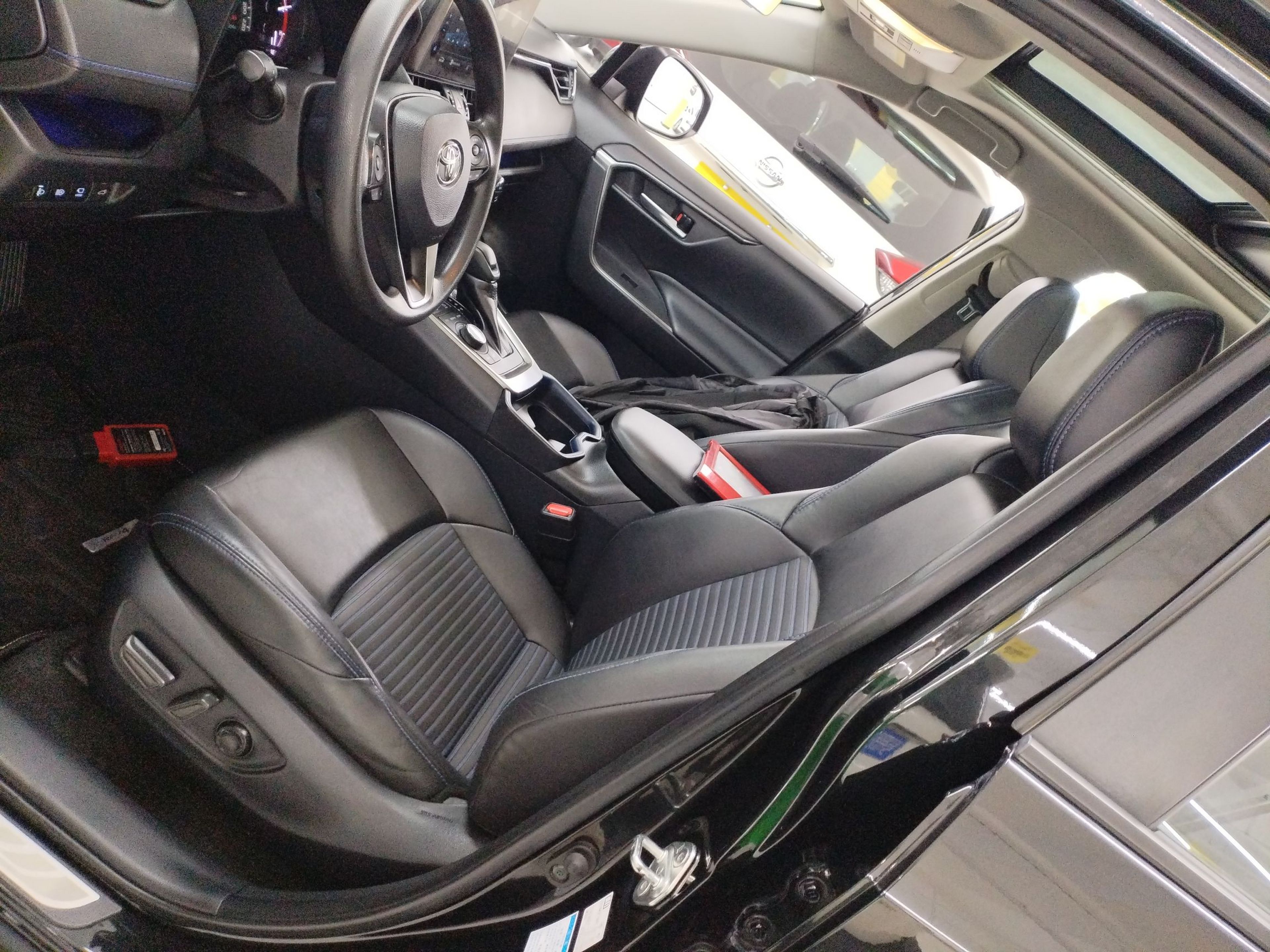 المقاعد الأمامية داخل السيارة