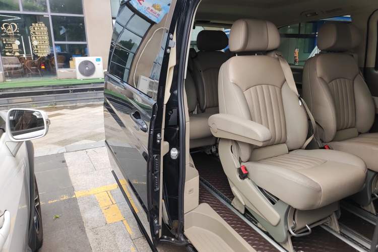 Used Mercedes-Benz Viano 2013 3.0L Comfort Edition
