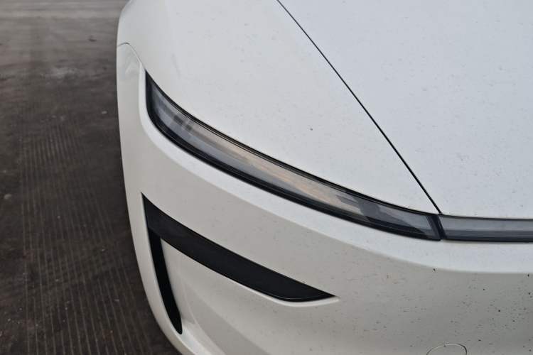 Used Tesla Model Y L 2025 Long-Range All-Wheel-Drive Version
