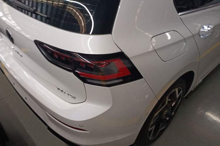 Used Volkswagen Golf 2025 300TSI R-Line
