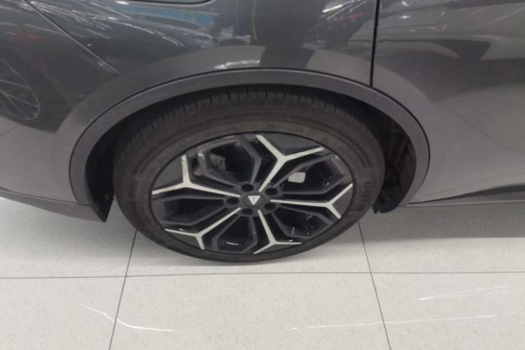 Used  L07 2024 230Max Qiankun Intelligent Driving ADS SE Range-Extended Version
