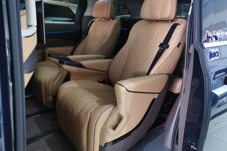 Used Denza D9 2022 DM-i 970 Four-Wheel Drive Flagship Model