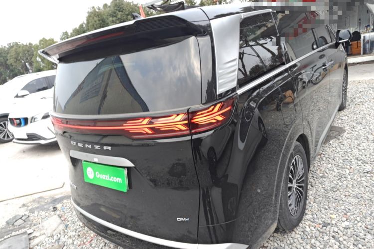 Used Denza D9 2022 DM-i 1040 Prestige Model
