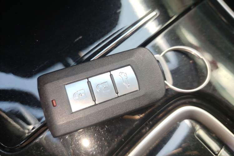 Used Mitsubishi Outlander 2019 2.4L 4x4 Zhi Xiang Edition 7 Seats China VI Standard
