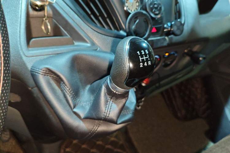 Used Ford Transit 2017 2.0T Gasoline Multi-Purpose Commercial Vehicle Short Wheelbase Low Roof China V Standard
