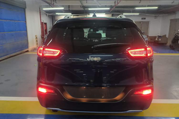 Used  Cherokee 2020 2.0L Two-Wheel Drive Classic Sports Edition