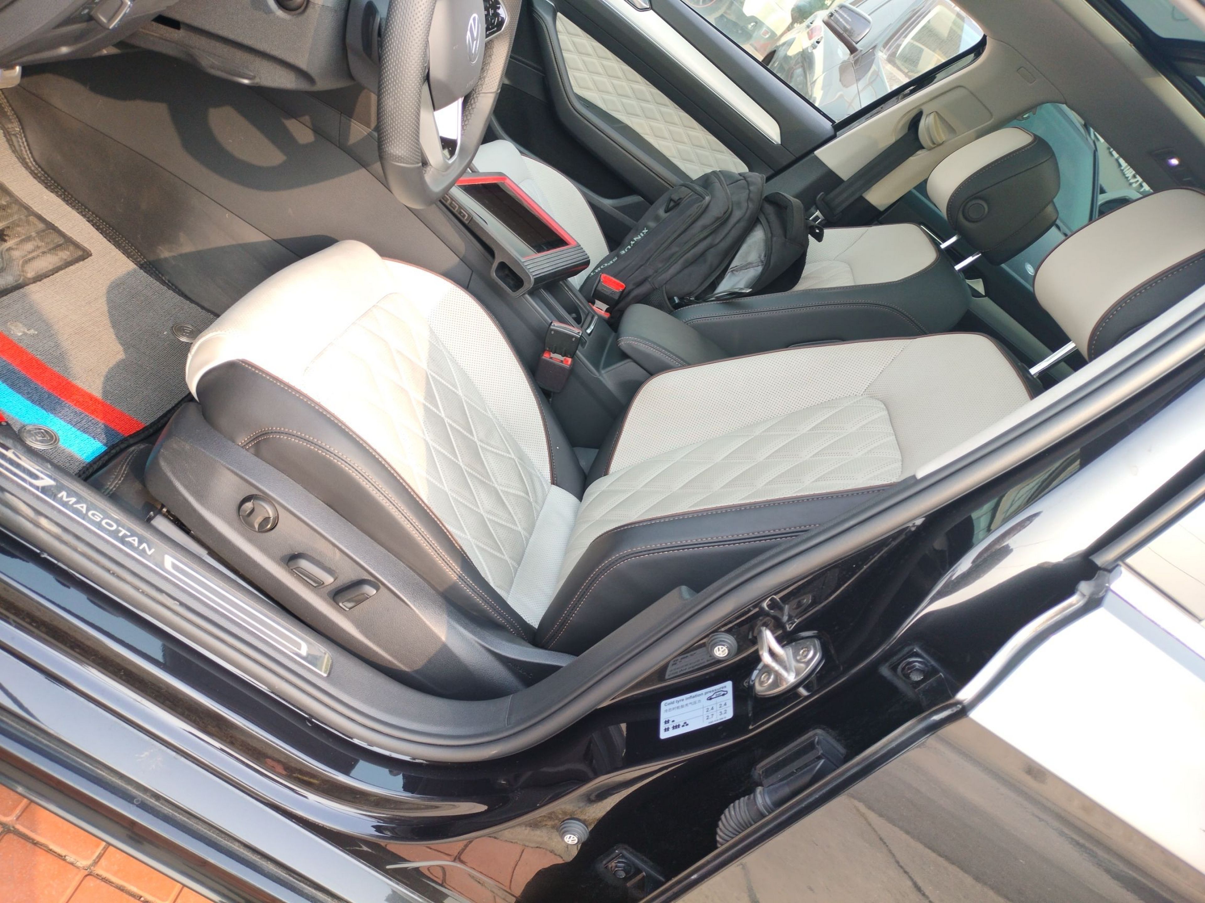 Переднее сиденье в автомобиле