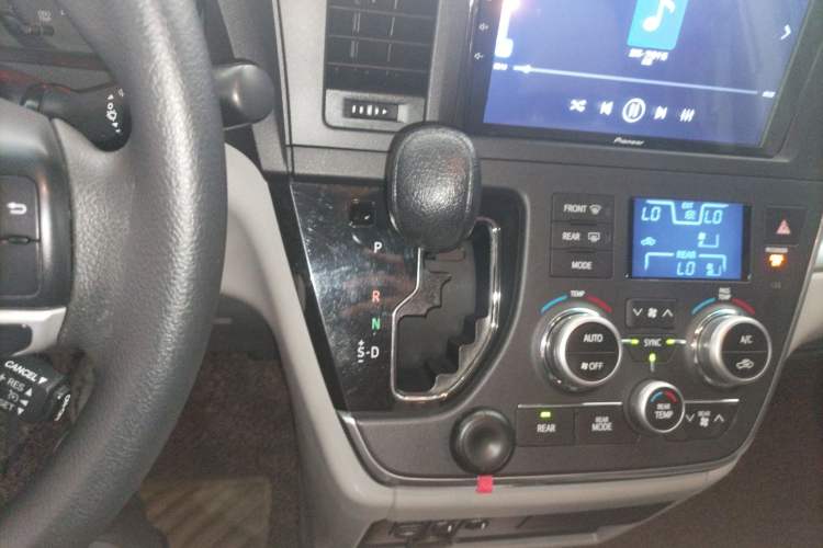 Used Toyota Sienna 2015 3.5L Two-Wheel Drive L