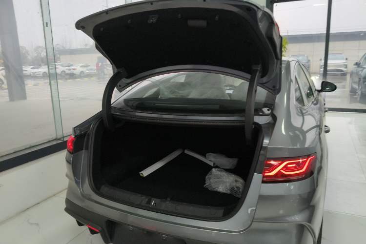 Used BYD Qin L 2025 DM-i Smart Drive 120KM Leading Model