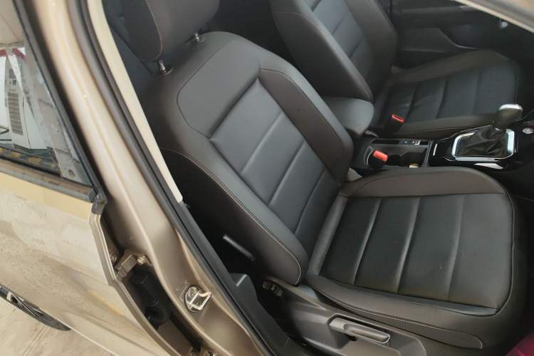 Used Volkswagen T-ROC 2021 280TSI DSG Two-Wheel Drive Comfort Connect Edition