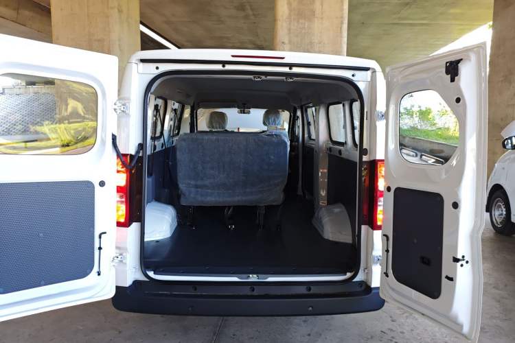 Used Wuling Yangguang 2024 300KM Comfort Version Passenger Van 75kW
