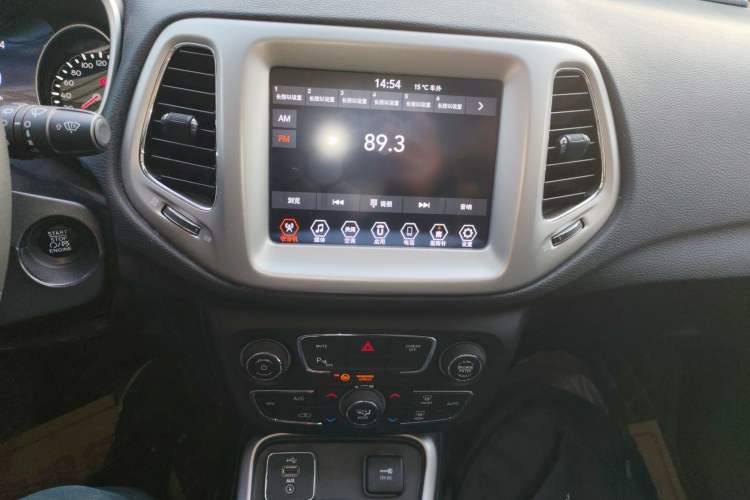 Used  Compass 2019 200T Automatic Family Edition - Connected Large Screen Version