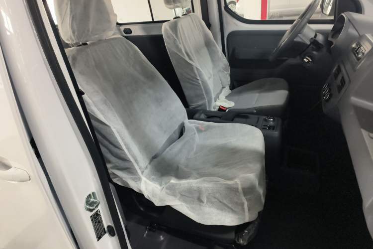 Used Wuling Yangguang 2024 300KM Comfort Version Passenger Van 75kW
