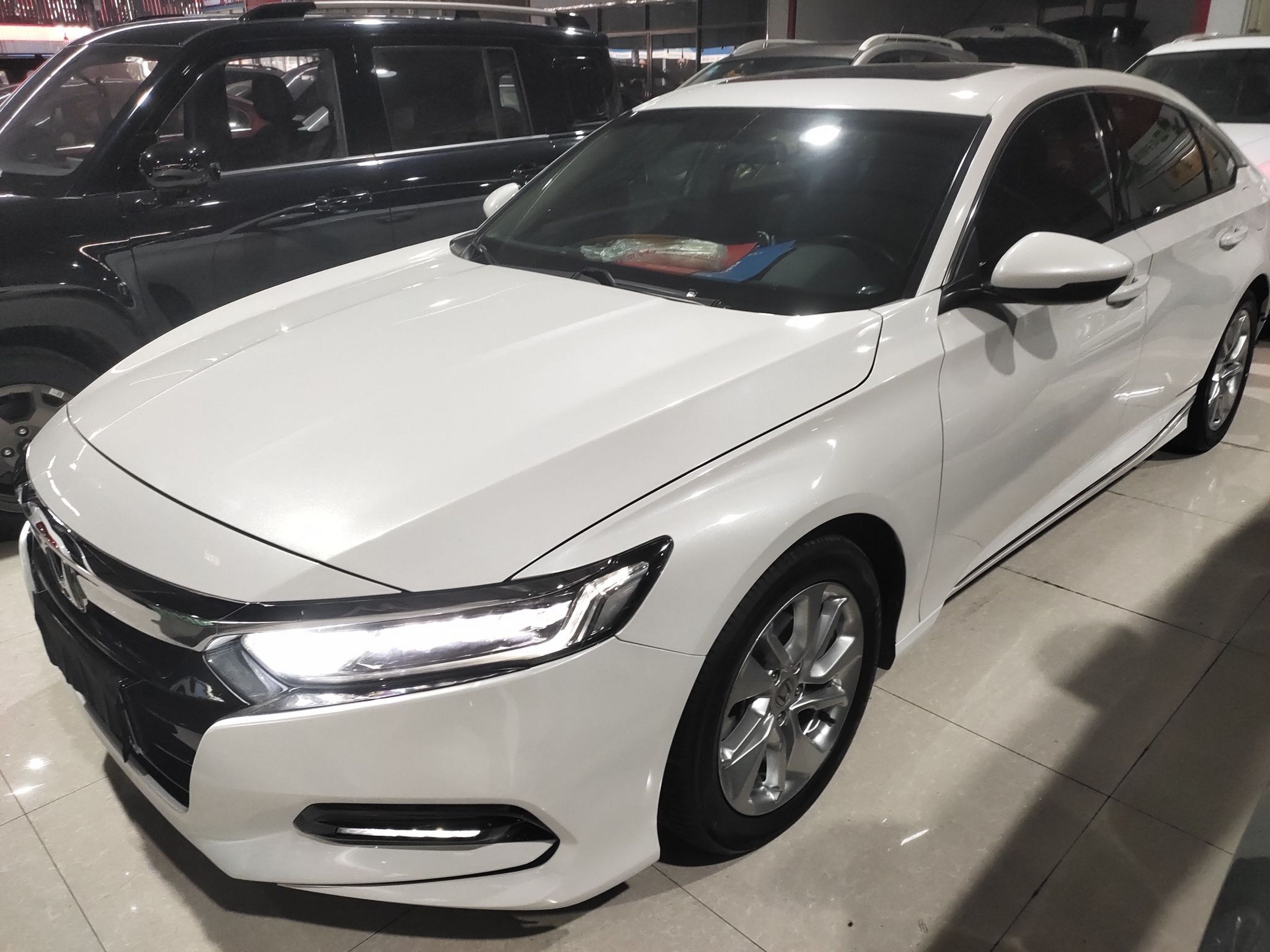 تحت مقدمة السيارة