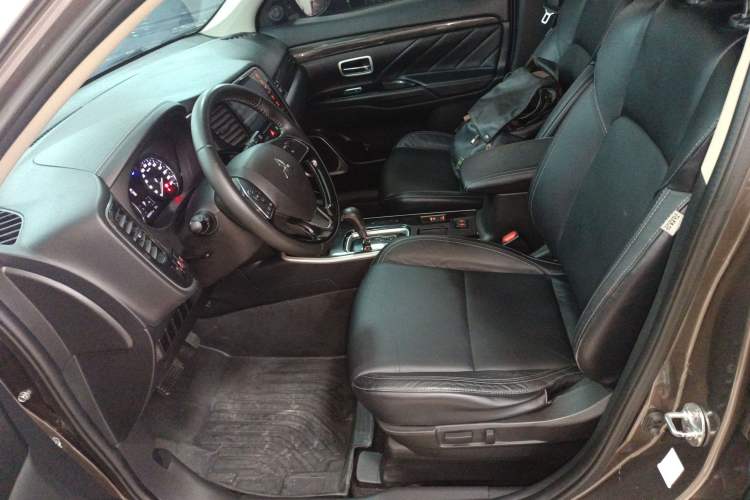 Used Mitsubishi Outlander 2019 2.0L Two-Wheel Drive Comfort Edition 5 Seats China V Standard
