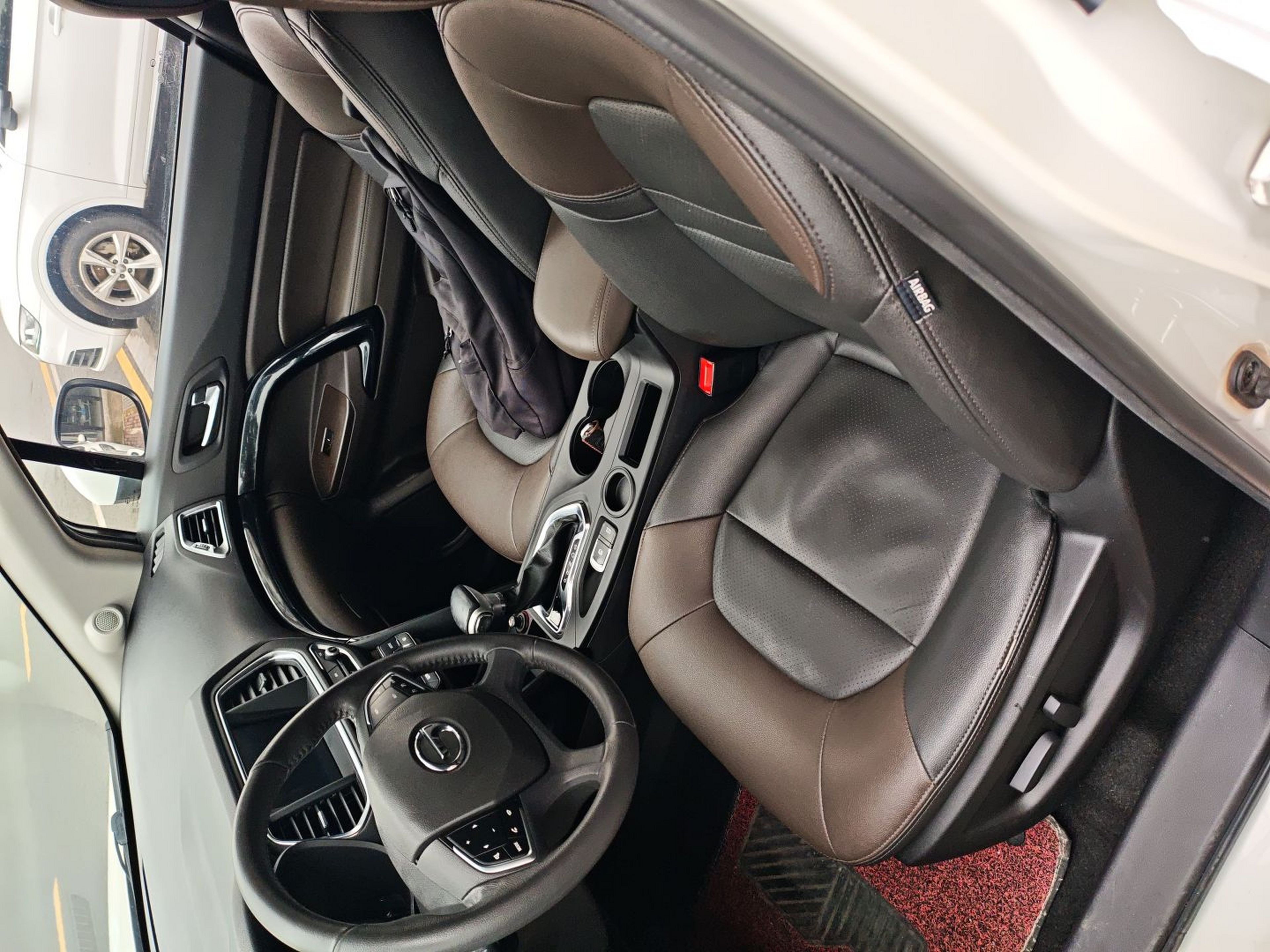 Переднее сиденье в автомобиле